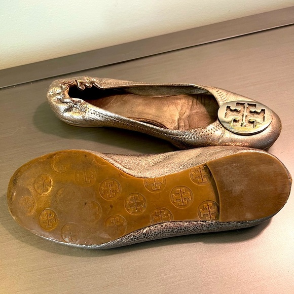 Tory Burch Silver Metallic Reva Flats. Size 9 - Picture 4 of 4